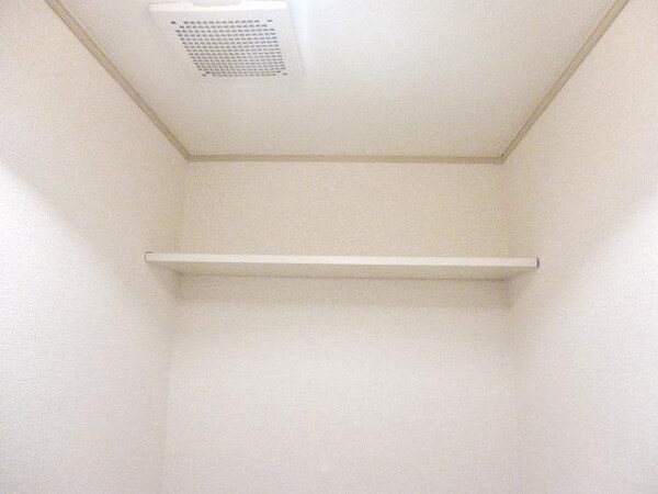 トイレ(★トイレ上部に収納スペース★)