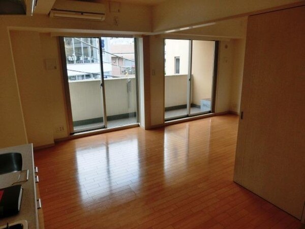 リビング・居室(広々としたフローリングのお部屋です)