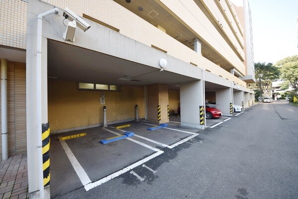 駐車場(★敷地内コインパーキング上、駐車場は地下に有ります★)
