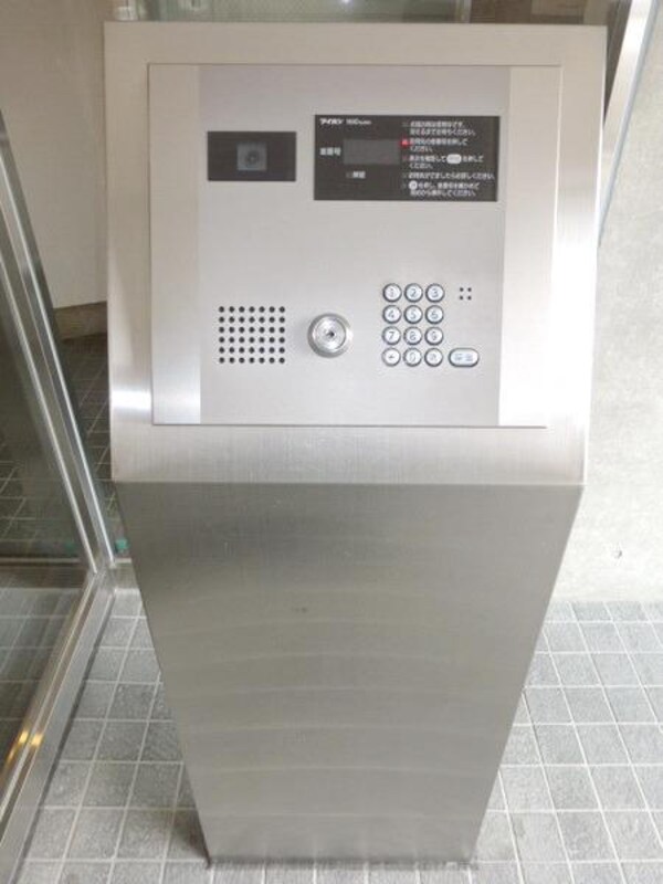 エントランス(安心のオートロックです)