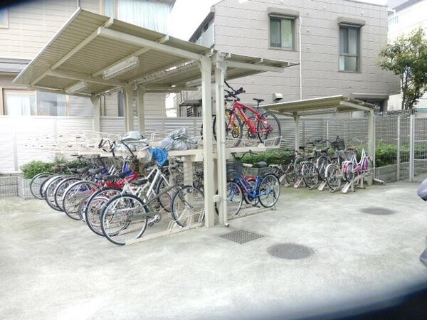 共有部分(屋根付き駐輪場です)