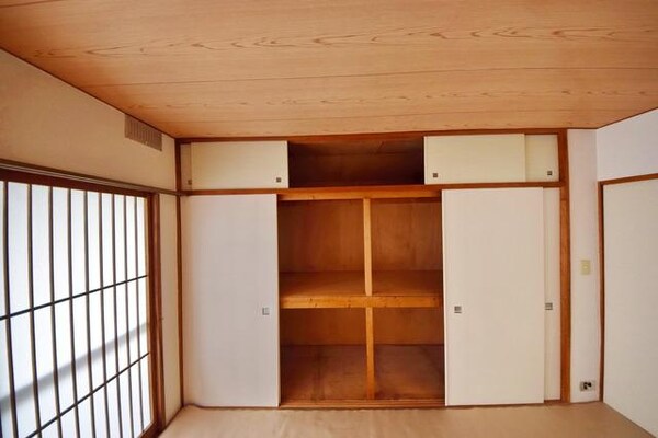 設備(★天井までの高さがあるたっぷりと入る収納です★)