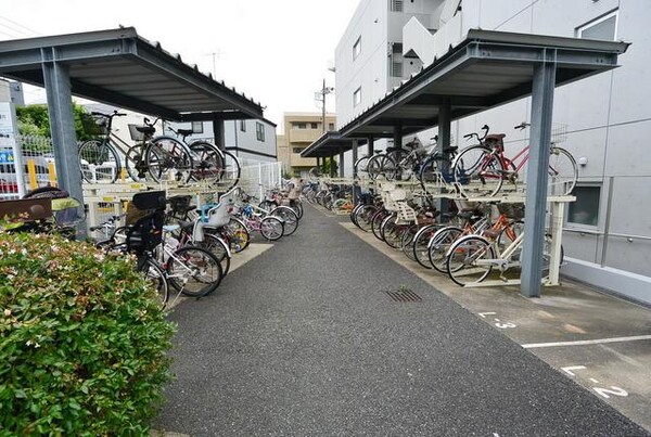 駐車場(★屋根付きの駐輪場スペースです★)
