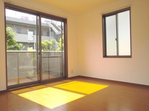 リビング・居室(★角部屋でサイドにも窓があるので通気性も良好なお部屋です★)