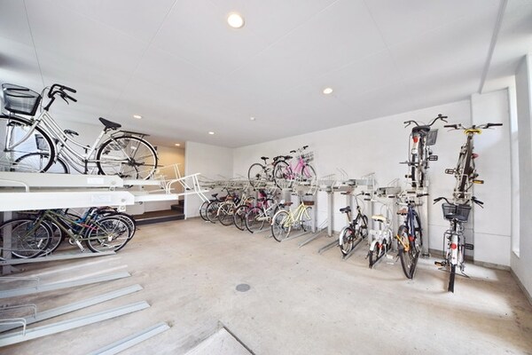その他(★建物内屋根付きの駐輪場です★)