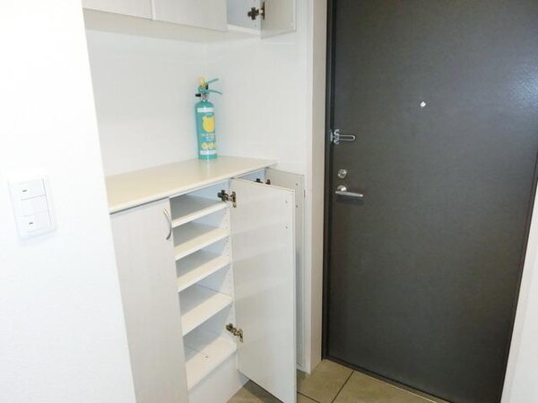 玄関(★シューズBOXが充実しているので靴の収納にも困りません★)