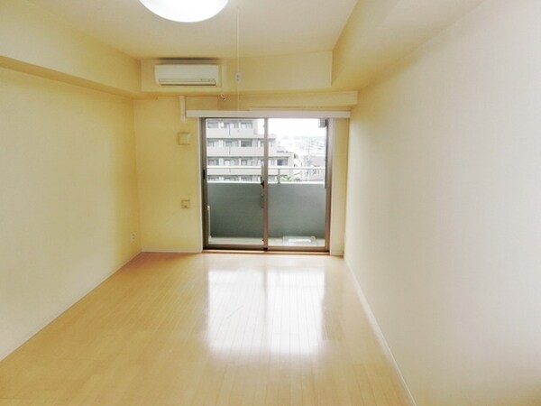 リビング・居室(★10.4帖白色ベースのキレイなお部屋です★)