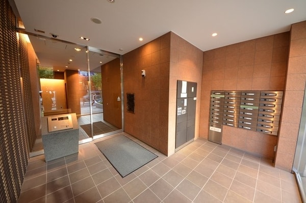 共有部分(オートロック完備)