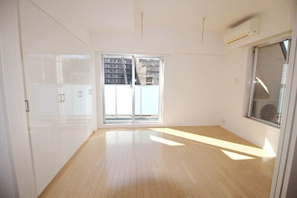 リビング・居室(★南西角部屋・二面採光で日当たりがよく気持ちいいお部屋です…)