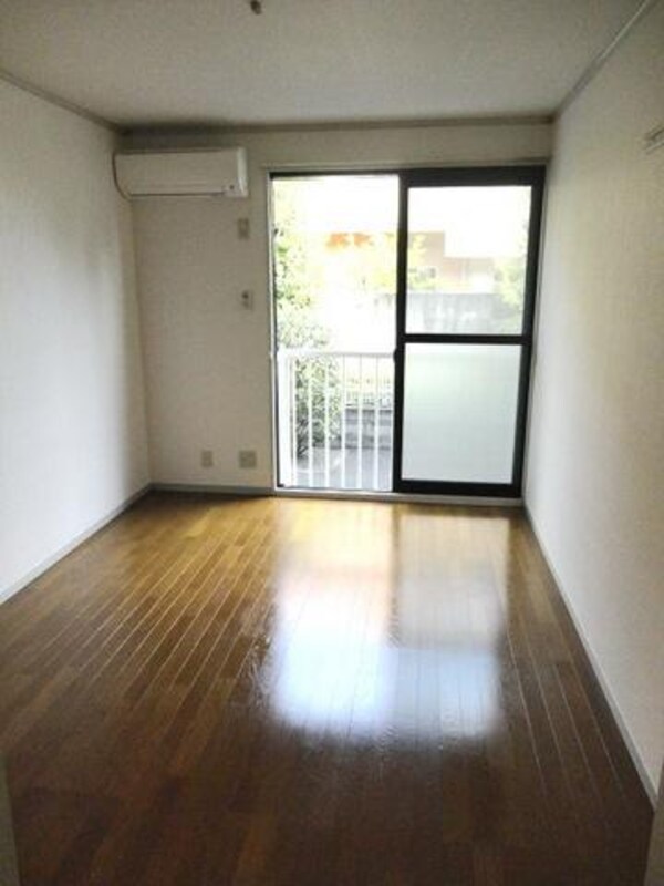 リビング・居室(★南向きの6帖、フローリングの洋室★)