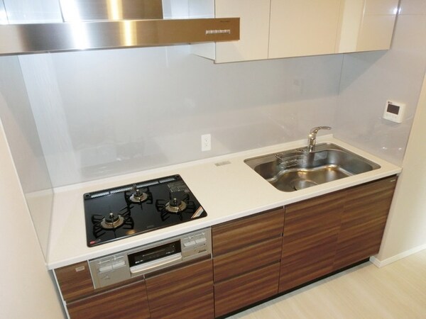 キッチン(★3口ガスコンロ・グリル付きのキッチンで料理も楽しめます★)