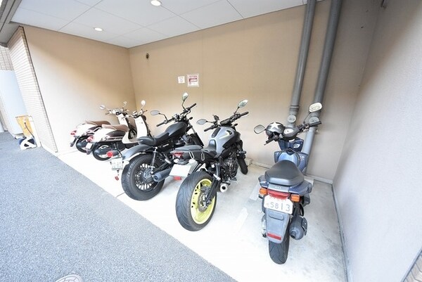 その他(バイク置き場)