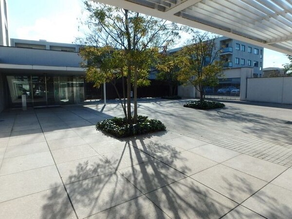 エントランス(★広々とした敷地内です★)