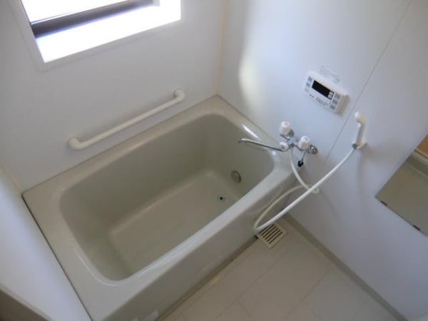 バス／シャワールーム等(換気窓付きの明るいバスルーム、追焚完備)