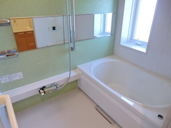 バス／シャワールーム等(★窓付きで明るくゆったりとしたバスルーム★)