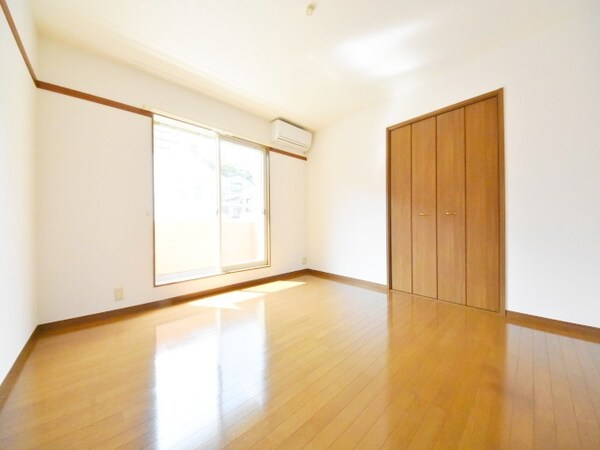 寝室(★★大きな出窓の有る明るいお部屋★★)