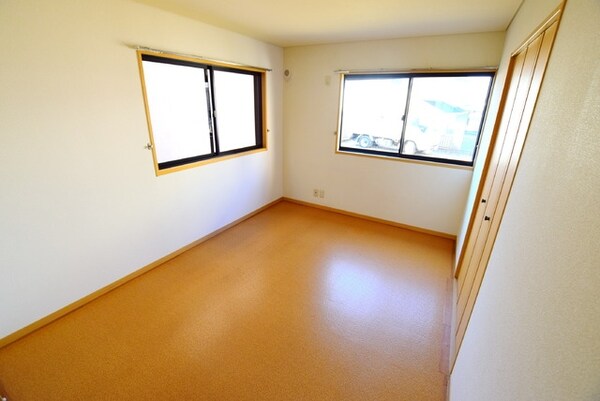 寝室(★★開口部の多い開放的なお部屋★★)