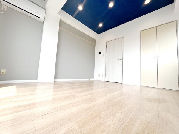 リビング・居室(★306号室参考写真★床・天井・壁紙の色が異なる可能性あり)