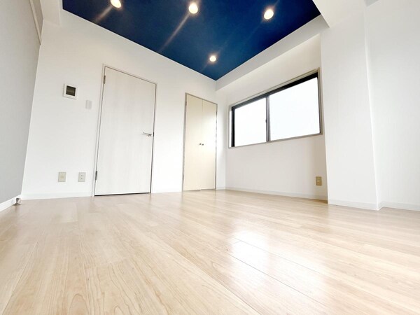 リビング・居室(★306号室参考写真★床・天井・壁紙の色が異なる可能性あり)