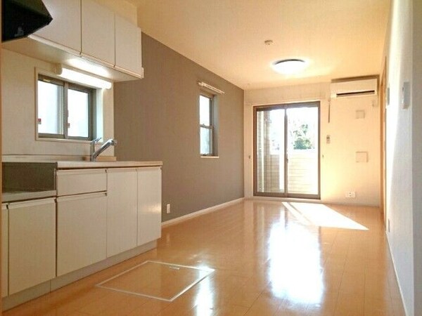 リビング・居室(★お洒落な外観・内観！更新料無し★)