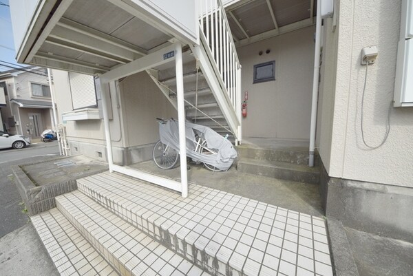 エントランス(階段下に自転車置けます)