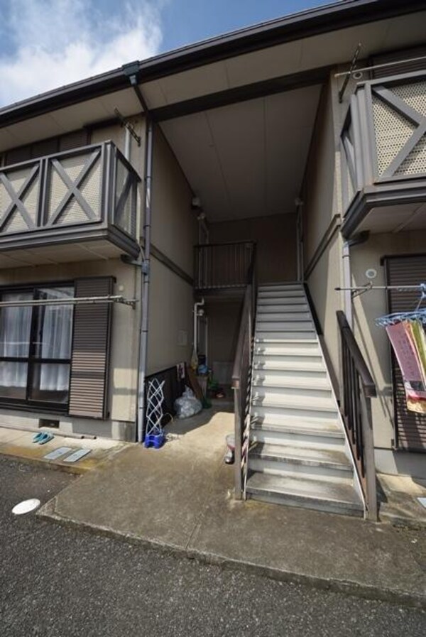 エントランス(★★閑静な住宅地★駐車場１台無料★振り分けタイプの3ＤＫで…)