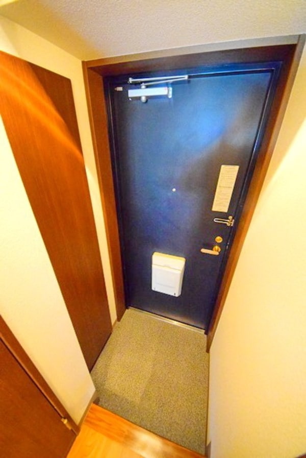 玄関(★同物件別部屋参考写真★)