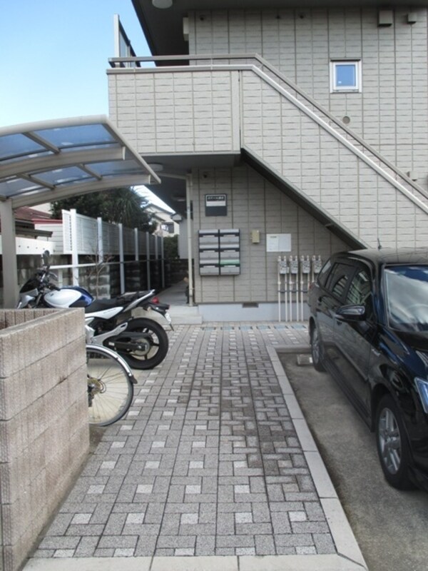 エントランス(★湘南台駅徒歩７分！２面採光・南向きで明るい居室です★)