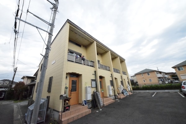 外観(前面駐車場で日当たり良好)