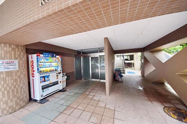 エントランス(★買い物便利な駅近1K！セキュリティ充実★)