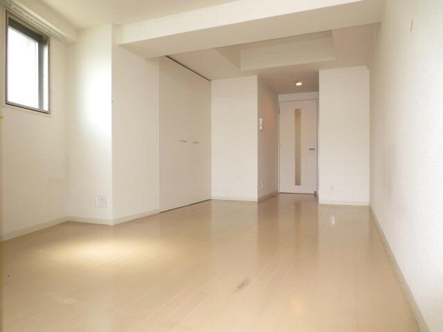 物件内観写真2　(★洋室８.８帖！★)