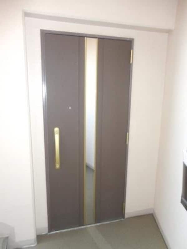 玄関(★同建物の別の部屋の写真です★)