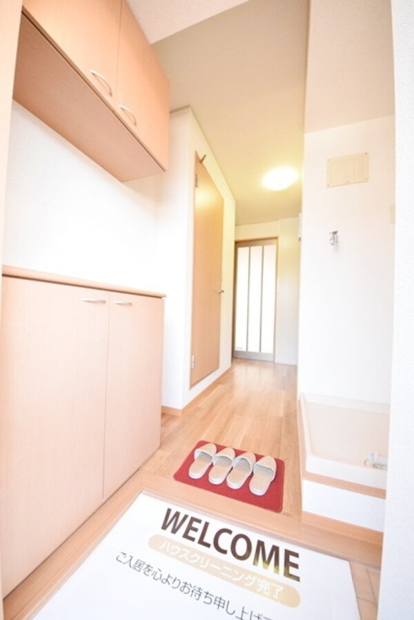 玄関(★同物件の別部屋の参考写真です★)