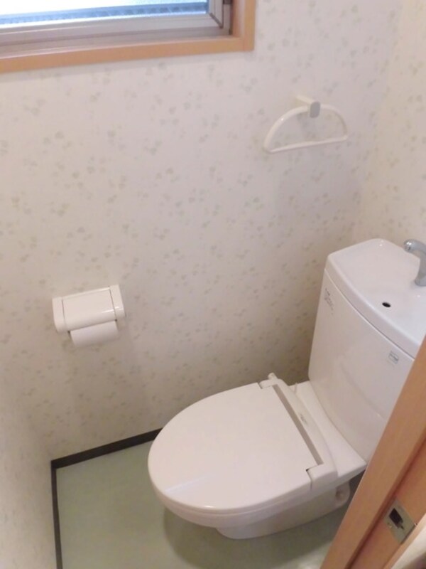 トイレ(★★窓付きで換気に便利★★)