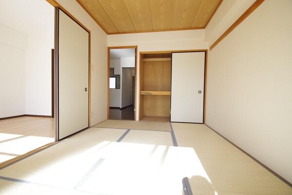 寝室(★和室は収納付きです★)