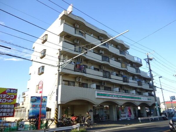 外観(☆１Fコンビニ買い物便利・南東向き前面道路につき日当り良好☆)