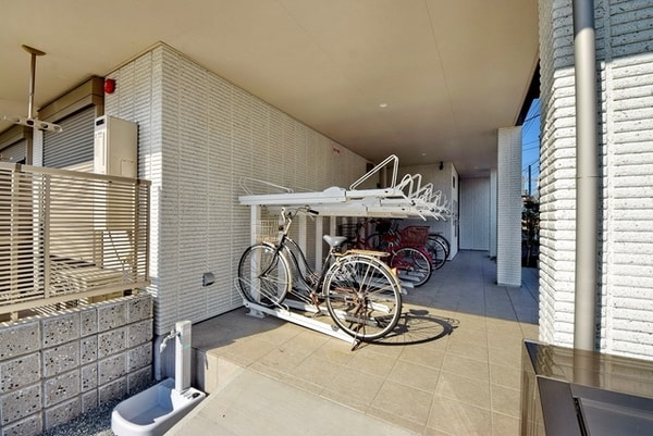駐車場(屋根付きの駐輪場あります)