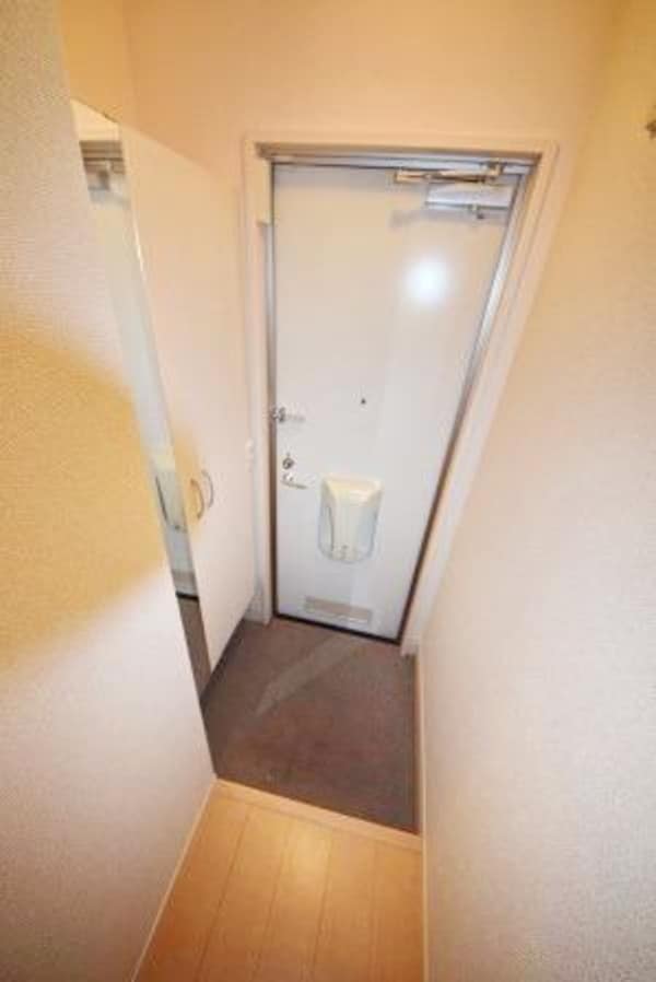 玄関(★★角部屋3面採光の為、日当り・通風良好★★)
