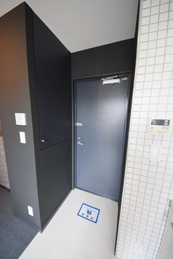 玄関(★お洒落な外観・内観！買い物便利な立地★)