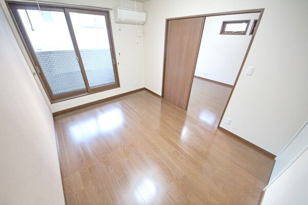 寝室(同シリーズ)