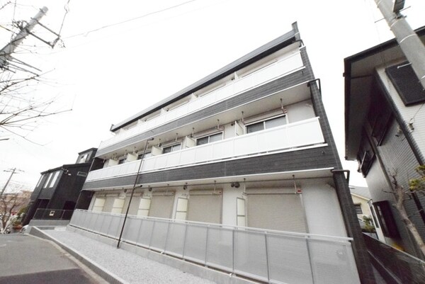 外観(前面は道路)
