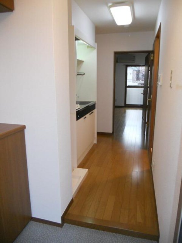 玄関(★3階角部屋・敷地内駐車場有★)