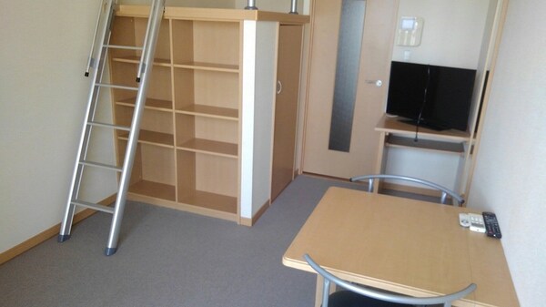 リビング・居室(2階３階はカーペットが敷いてあります。)