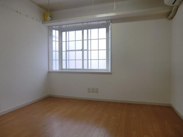 リビング・居室(上部収納箇所あり　室内干し用の金具設置)