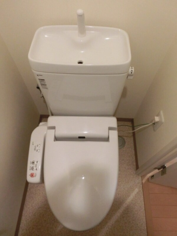 トイレ(ウォシュレット完備のトイレ　収納箇所あり)