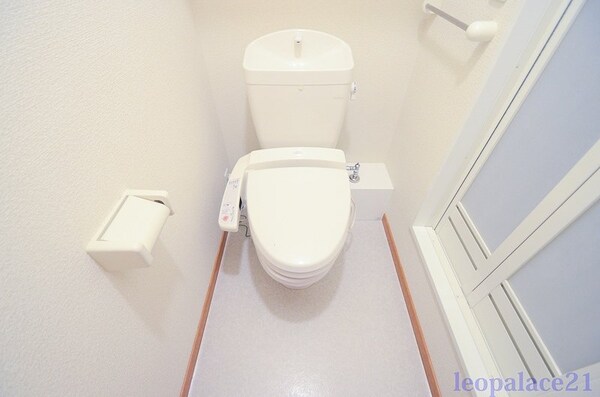 トイレ(同タイプ部屋の写真となり設備等は現況と異なる場合があります。)