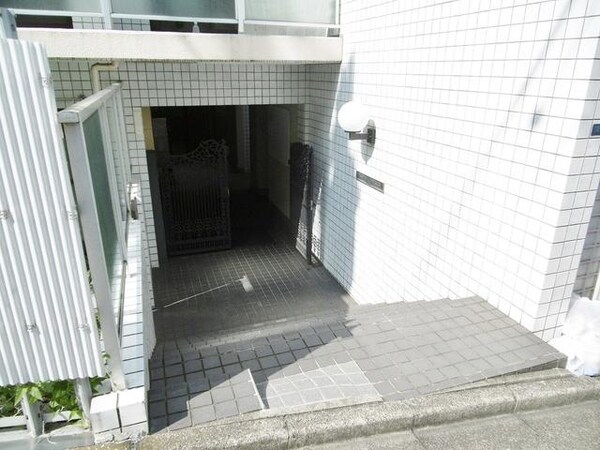 エントランス(部屋探しは株式会社　タウンハウジング　までお気軽にお問合せ…)