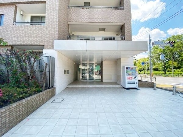 エントランス(人気の世田谷区で住環境良好)