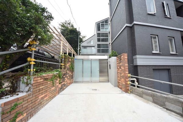 エントランス(部屋探しは株式会社　タウンハウジング　までお気軽にお問合せ…)