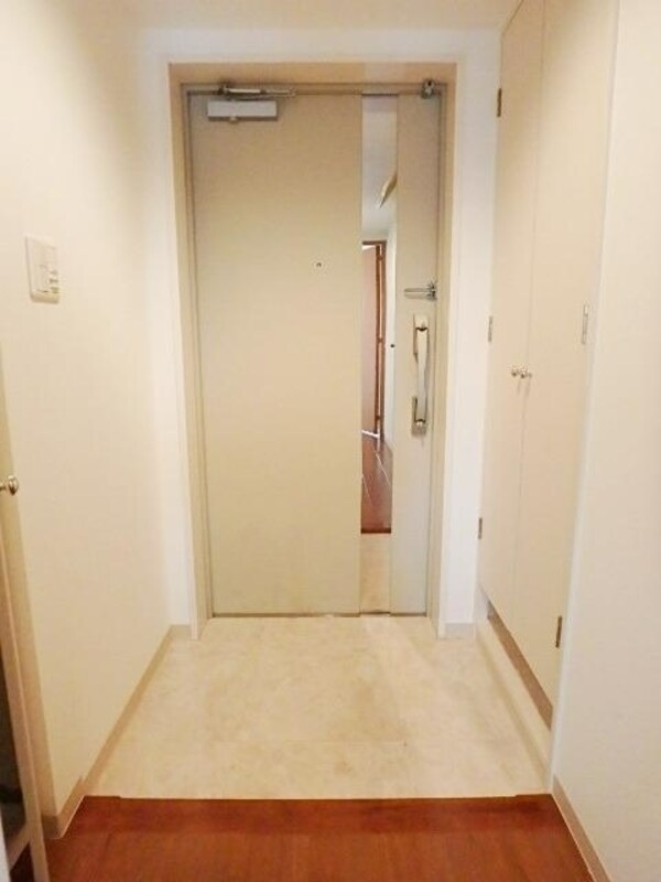 玄関(※他号室参考写真)